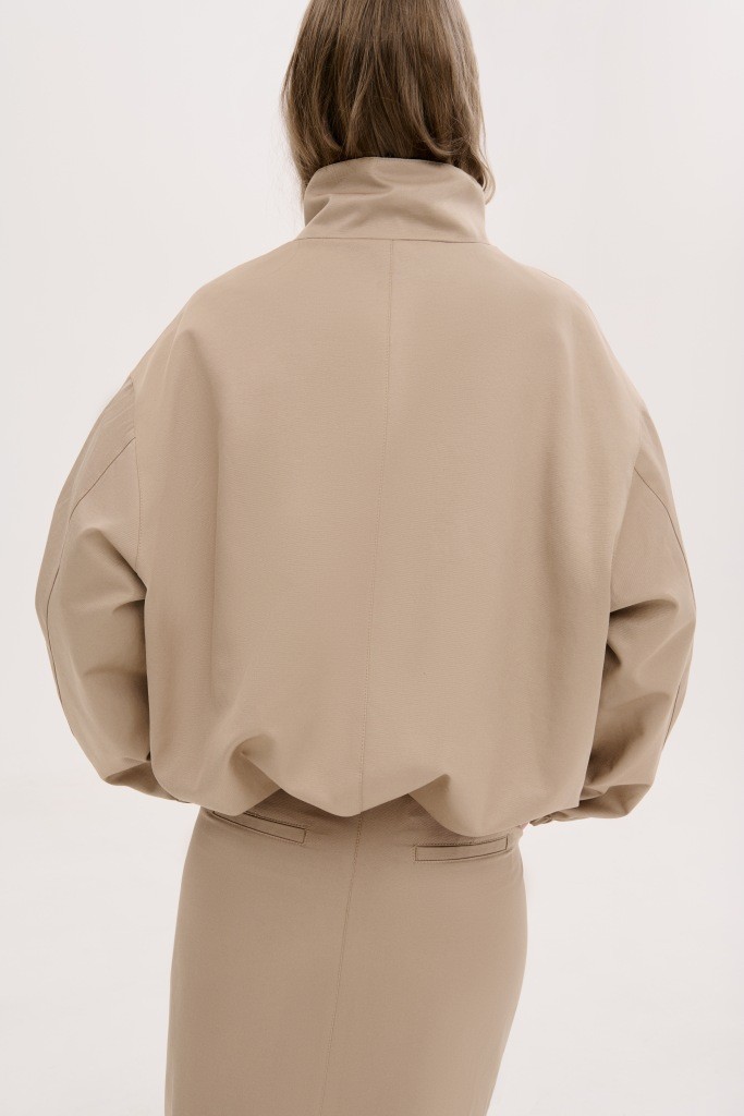 МІНІМАЛІСТИЧНА КУРТКА-БОМБЕР З ВИСОКИМ  КОМІРОМ-СТІЙКОЮ 1263 зображення 2